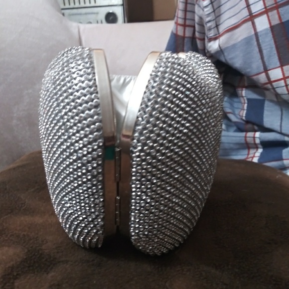 Silver apple shaped. Clutch purse - Picture 3 of 4